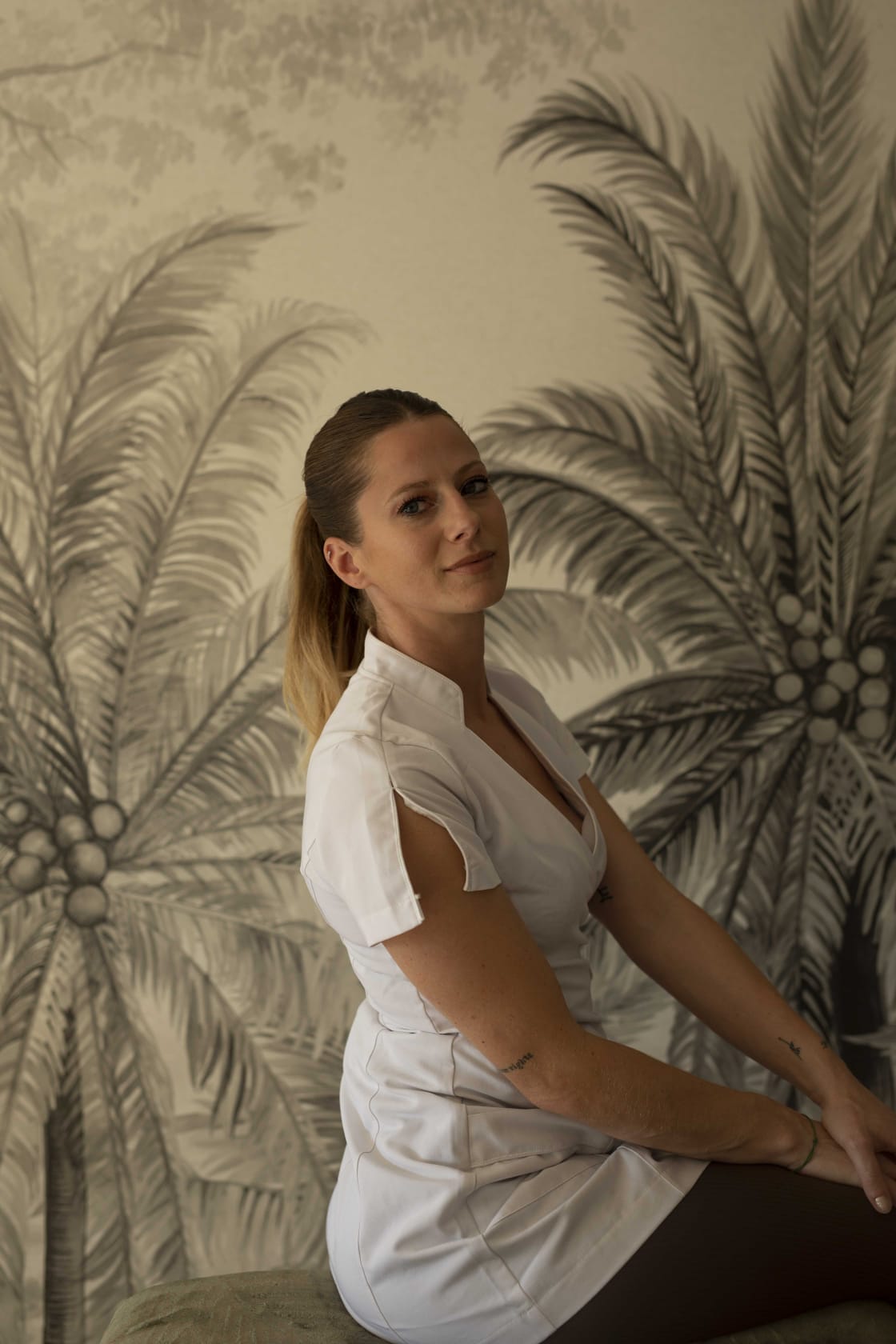 Elise instructrice diplômée en Pilates et formée au Pilates pré & post-natal, à l’Activité Physique sur Prescription Médicale, j’enseigne avec une approche précise, anatomique et fonctionnelle.