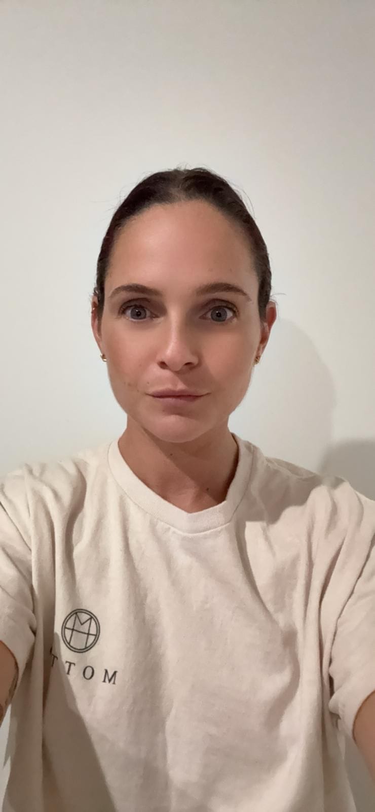 Priscilla, Passionnée par le mouvement et l’harmonie du corps, je suis instructrice certifiée en Pilates Mat et Reformer.