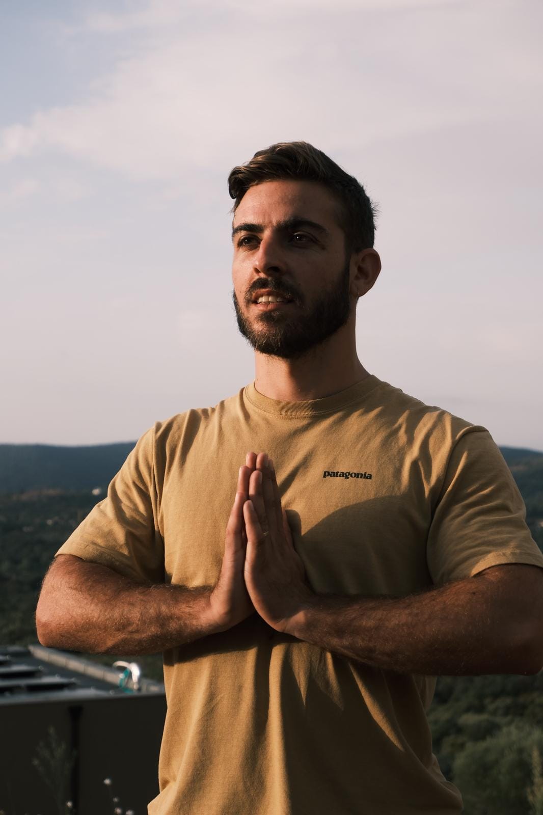 Je m’appelle Romain, Après plusieurs années à travailler comme ingénieur, j’ai décidé de revenir à ce qui m’anime profondément : le mouvement et l’intelligence du corps. Cette passion m’a naturellement conduit vers le yoga.